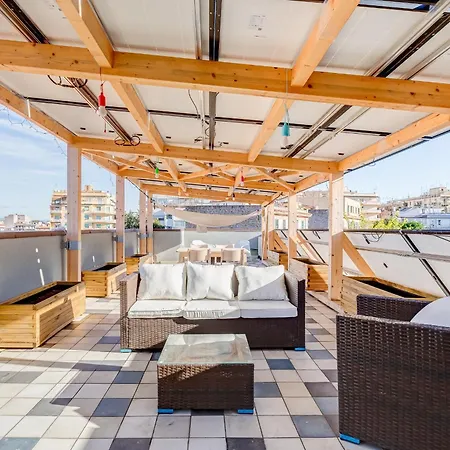 Private Rooftop Terrace 3 Min Walk To Metro